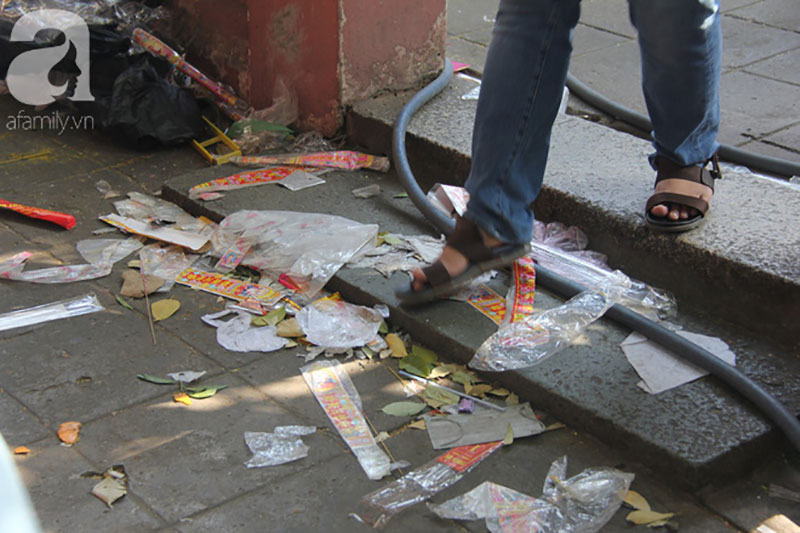 Đội nắng, hàng ngàn người đến chùa Ngọc Hoàng chen nhau khấn vái trong ngày cúng chư tiên